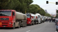 dalla gazzetta del mezzogiorno E’ iniziata oggi la terza settimana di protesta degli autotrasportatori dell’indotto Ilva, che presidiano con i propri tir la portineria imprese dello stabilimento di Taranto per rivendicare il pagamento delle spettanze arretrate. Alcuni fondi potrebbero essere sbloccati con la costituzione della nuova Ilva, ma le imprese dell’autotrasporto sono ormai allo stremo e chiedono pagamenti in contanti perchè senza liquidità non possono garantire nemmeno l’acquisto del carburante. Molti operatori hanno i mezzi prossimi al blocco da parte di Equitalia in quanto, non percependo i crediti dal giugno scorso, non hanno potuto procedere al versamento delle imposte. […]