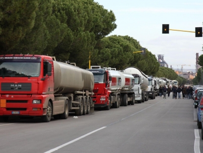 dalla gazzetta del mezzogiorno E’ iniziata oggi la terza settimana di protesta degli autotrasportatori dell’indotto Ilva, che presidiano con i propri tir la portineria imprese dello stabilimento di Taranto per rivendicare il pagamento delle spettanze arretrate. Alcuni fondi potrebbero essere sbloccati con la costituzione della nuova Ilva, ma le imprese dell’autotrasporto sono ormai allo stremo e chiedono pagamenti in contanti perchè senza liquidità non possono garantire nemmeno l’acquisto del carburante. Molti operatori hanno i mezzi prossimi al blocco da parte di Equitalia in quanto, non percependo i crediti dal giugno scorso, non hanno potuto procedere al versamento delle imposte. […]