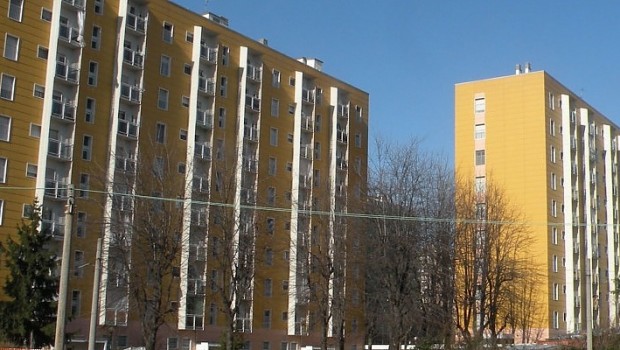 Redazione, a Milano si continua a manganellare chi cerca casa. a Milano si continua a sfrattare a Milano i politici continuano a far soldi con le case popolari Vi invio un articolo Una lettrice I colpevoli vanno cercati al Pirellone di GIUSEPPINA PIANO MILANO – Un ex presidente già fedelissimo di Craxi, il socialista Loris Zaffra, rispuntato dalle nebbie della Milano da bere in casa Forza Italia e chiamato nel 2008 da Formigoni alla guida del colosso dell’edilizia pubblica. Manager equamente divisi, ed ecco tra i tanti con il cuore a destra Marco Osnato, genero di Romano La Russa, […]