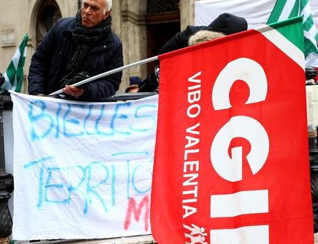 Nel 2014 oltre 530 mila lavoratori in cassa integrazione a zero ore, per un taglio del reddito pari a circa 4,3 miliardi, ovvero 8.000 euro netti in meno in busta paga per ogni lavoratore. ANSA Il 2014 si è chiuso con un monte ore di cassa integrazione, richieste e autorizzate, pari a oltre 1,1 miliardi (-5,97% sul 2013), che hanno investito oltre 530 mila lavoratori in cassa integrazione a zero ore, per un taglio del reddito pari a circa 4,3 miliardi, ovvero 8.000 euro netti in meno in busta paga per ogni lavoratore. Lo rende noto la Cgil. Nel […]