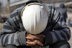 Redazione di Operai Contro,. Sono oltre 28.500 i lavoratori messi in mobilità nel 2014 nelle aziende sopra i 15 dipendenti, oltre il 10% in più rispetto all’anno precedente. E’ quanto emerge dalle stime elaborate dal dipartimento Mercato del lavoro della Cisl Lombardia, sulla base dei dati regionali relativi alle iscrizioni alla lista di mobilità. “I dati segnano un drammatico record storico. Mai il livello dei licenziamenti è stato così alto e il triplo dei dati rispetto a sei o sette anni fa. I licenziamenti collettivi nel 2014 finora registrati sono stati 26.028, contro i 25.789 del 2013. Mancano però [&hellip;]