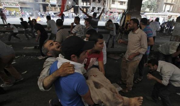 Redazione di Operai Contro, Un tribunale egiziano ha condannato 183 esponenti dei Fratelli musulmani a morte per degli omicidi di agenti di polizia durante i violenti scontri del 2013. Questo è l’egitto filo occidentale I 183 condannati non sono una novità per l’Egitto. Lo scorso marzo un’altra sentenza di massa era stata emessa per oltre 500 persone, e tra i condannati figurava anche il leader dei Fratelli Musulmani, Mohamed Badie. Molti degli esponenti erano stati processati in contumacia. Molte sentenze, in questo e in altri casi, sono state ribaltate in appello e, in un caso, uno dei giudici è […]