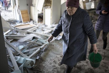 Redazione, i soldati di Kiev continuano a colpire i civili. La guerra dei padroni va combattuta eliminando i padroni Un edificio residenziale di 14 piani e’ stato colpito da un colpo di artiglieria dell’esercito, dei padroni di Kiev, a Donetsk, nel quartiere di Solnechni. Ci sono dei morti e almeno dieci feriti. Lo riporta l’agenzia Interfax. Bombardato ospedale Donetsk, sale bilancio vittime Sale il bilancio delle vittime dei bombardamenti che hanno colpito l’ospedale numero 27 di Donetsk: secondo la Tass, che cita il ministero dell’autoproclamata repubblica locale, sono almeno 5 (e 4 feriti), mentre il ministero delle situazioni di […]