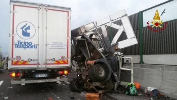 Spettabile Redazione, ancora due operai uccisi. Daranno la colpa alla fatalità. Gli operai per un pezzo di pane sono costretti a lavorare e basta. Se fai storie per la sicurezza sei licenziato. Peggio ancora per chi è reperibile a qualsiasi ora del giorno e della notte, con qualsiasi condizione climatica. La manutenzione stradale senza misure preventive di sicurezza è ormai una tragica realtà. Ne pagano il prezzo con la vita gli operai. Capi e dirigenti responsabili non se ne trovano mai. Operai da sostituire purtroppo sì. Il profitto ha innumerevoli facce, compresa quella dei lavori e appalti pubblici con […]