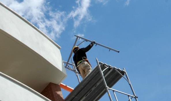 Redazione di Operai Contro, l’ INAIL sostiene che gli infortuni nell’edilizia si sono dimezzati. E’ un falso l’attività nell’edilizia si è ridotta del 50%. In più molti incidenti, non verrebbero neppure più denunciati perché il sommerso la fa da padrone. Si sta alzando l’età media dei muratori caduti sul lavoro.  Il ministro del Lavoro Giuliano Poletti in merito ebbe a dire che non era nemmeno concepibile che ci fossero muratori con la partita Iva, eppure incrociando i dati si può arrivare a stimare come in Italia ce ne sia grosso modo mezzo milione, di cui il 40 per cento […]