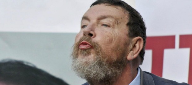 Redazione di Operai Contro, lo stato finanzia i giornali al servizio dei padroni Li finanzia molto bene Vediamo il Foglio di Giuliano Ferrara “Certo, qualcosa al bilancio dello Stato è costato”:  ha detto un rilassato Giuliano Ferrara parlando del suo giornale “Il Foglio” davanti alla Commissione Cultura della Camera dei deputati  nell’ambito dell’esame della proposta di legge del Movimento 5 Stelle per l’abolizione del finanziamento pubblico all’editoria. Qualcosa? 50 milioni 899 mila 407 euro, ecco per l’esattezza quello che  “Il Foglio” di Ferrara è costato ai contribuenti a partire dal 1997, data in cui il giornale ha cominciato a […]