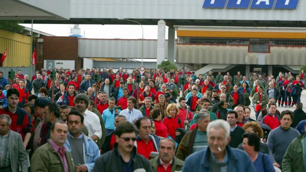 Redazione, vi prego di ripubblicare il video delle proteste operaie durante l’assemblea dei mazzieri dei padroni alla FIAT SATA. Un Giovane operaio neoassunto 10 Documento inedito che mostra come gli operai della FCA Sata di Melfi, in provincia diPotenza, hanno accolto i nuovi accordi sui turni di lavoro alla catena di montaggio. Quando i delegati sindacali illustrano il piano, i lavoratori ricoprono difischi e insulti i loro rappresentanti. A fare le spese della durissima contestazionesoprattutto Marco Roselli della Fismic