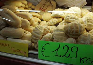 Redazione di Operai Contro, l’ISTAT è peggio dell’OVRA di Mussolini Signori ben pagati che confezionano statistiche buone per i padroni e il governo Il 2014 è stato per operai, lavoratori e pensionati un anno nero:: licenziamenti, cassa integrazione, miseria e povertà. I signori dell’ISTAT si sono inventati un dato: la fiducia. Il 2014 anno nero, ma la fiducia sale. Più stronzi di così si muore. Quelli dell’ISTAT si sono prenotati calci nel culo Vi invio un articolo dell’ANSA Un pensionato ANSA Il 2014 passa agli archivi come un altro anno ‘nero’ per il commercio al dettaglio, con le vendite […]