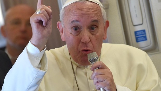 Redazione di Operai Contro, tra poco è Natale, non poteva mancare la benedizione, ai crociati dei padroni,  di Francesco: ” Voglio esprimere un vivo apprezzamento per l’intesa appena raggiunta dalla Comunità Internazionale sull’Amata Siria. Incoraggio tutti a proseguire questo cammino con slancio verso la cessazione della violenza e la pace. E sono felice anche per «il recente impegno assunto in Libia tra le parti per un Governo di unità nazionale, che invita alla speranza per il futuro». Francesco dice cazzate. L’intesa raggiunta dalla Comunità internazionale è l’intesa raggiunta tra le cinque potenze con diritto di veto del Consiglio di […]