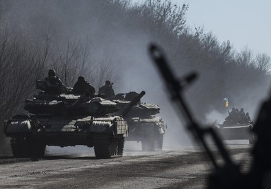 Redazione di Operai Contro, in Ucraina la guerra continua. I civili dell’una e dell’altra parte le vittime. I padroni Russi minacciano di tagliare il Gas a Kiev. I padroni di Kiev minacciano di tagliare il gas ai ribelli dell’est I padroni occidentali temono il taglio del gas russo che passa per l’Ucraina I morti e le minacce sono contro i civili Guerra alla guerra dei padroni. Rivolgiamo le armi contro i padroni di Kiev, Russi e Occidentali Un operaio Ucraino