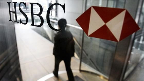 Redazione, Economia & Lobby Ci sono lo stilista Valentino, il campione di motociclismo Valentino Rossi e Flavio Briatore tra i 7mila nomi italiani che emergono dalla lista Falciani, l’elenco di personaggi che hanno depositato oltre 100 miliardi di euro in Svizzera trafugato e “girato” alle autorità dall’omonimo ex dipendente della banca Hsbc. Scorrendo la lista, 81.458 conti di 106.458 clienti di 200 Paesi, si incontrano anche re Abdallah di Giordania( il guerriero al servizio degli USA), il re del Marocco Mohamed VI, il pilota Fernando Alonso, l’attore l’americano John Malkovich. A rivelare i dettagli è un’inchiesta del network giornalistico internazionale ICIJ, lo stesso che pubblicò informazioni sul caso LuxLeaks, cioè l’accordo fiscale tra le autorità […]