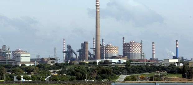 Redazione di Operai Contro, La famiglia Riva, per fare profitti, ci ha condannati a una morte atroce Ora grazie al gangster Renzi la famiglia Riva non dovrà pagare neanche i 30 miliardi di euro richiesti dalle centinaia di parti civili ammesse nel processo.  “È la morte del diritto e della democrazia. Negare i risarcimenti ai parenti delle vittime dell’Ilva e tutte le altre parti civili significa condannarli ancora a morte” Operai dell’ILVA cosa aspettiamo? Un operaio dell’ILVA dal fatto quotidiano Il decreto Renzi salva l’Ilva anche dal pagamento dei risarcimento. È la notizia emersa nel corso dell’udienza preliminare dinanzi al […]