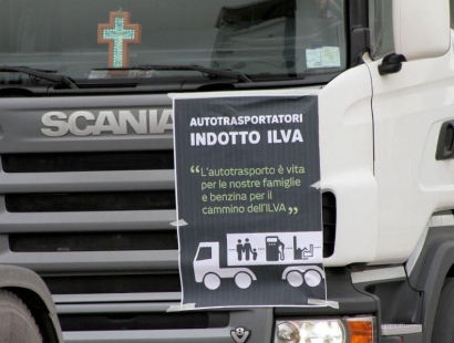 dalla gazzetta del mezzogiorno TARANTO – Sono ancora in presidio con i tir davanti al varco C dell’Ilva di Taranto, a conclusione della terza settimana di protesta, gli autotrasportatori dell’indotto che non percepiscono le spettanze da sette mesi e pretendono garanzie dall’Ilva in amministrazione straordinaria e dal governo. Già da ieri è stato ridotto a 20 il numero dei mezzi a cui viene consentito il passaggio dalla portineria imprese per il trasporto delle materie prime. Se non arriveranno risposte certe, i camionisti non escludono il blocco totale dei rifornimenti. Difficilmente, però, gli autotrasportatori potranno ottenere garanzie prima di venerdì […]