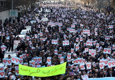  Scontri fra migliaia di manifestanti, che protestavano per le vignette satiriche di Charlie Hebdo, e la polizia afghana sono avvenuti ieri a Kabul con un bilancio di almeno 24 feriti. Durante la dimostrazione, sono stati sparati numerosi colpi d’arma da fuoco che hanno aggravato il bilancio dei feriti, di cui 17 sono agenti delle forze dell’ordine al servizio degli occupanti. I politici occidentali che avevano sfruttato i fatti di Parigi per ergersi a difensori della libertà hanno rafforzato i  giovani mussulmani Un osservatore