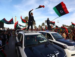 Redazione di Operai Contro, L’ aviazione Egiziana dell’assassino AL-SISI continua a massacrare i civili in Libia. Ma gli USA hanno franato la richiesta di un intervento militare in libia fatta da Renzi e Hollande. I motivi sono diversi: – Un azione militare dei padroni occidentali unificherebbe le varie formazioni di giovani mussulmani che agiscono in Siria – AL-SISI può continuare a massacrare i civili libici, ma vede crescere l’opposizione in egitto – Al Sisi non è in grado di mandare soldati a combattere i giovani mussulmani libici – Una guerra in Libia richiederebbe almeno 100 mila uomini, ma nessuno […]