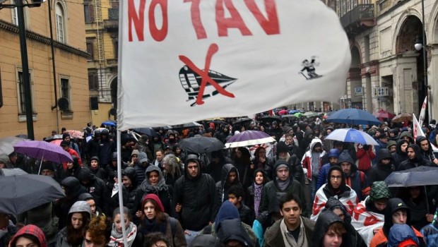 Redazione di Operai Contro, corteo dei No Tav  a Torino per  protesta contro la Torino-Lione all’indomani dell’approvazione, da parte del Cipe, del progetto definitivo, e a tre giorni dal summit di Parigi dove Italia e Francia firmeranno il protocollo addizionale all’accordo firmato nel 2012. In migliaia hanno sfilato sotto la pioggia nel centro cittadino nel corteo aperto dai sindaci della Valle di Susa in fascia tricolore, con destinazione piazza Castello: lì i sindaci hanno approvato una delibera  per chiedere di spostare su altre voci i fondi per la Torino-Lione. Nel frattempo il gruppo di hacker Anonymous ha “partecipato” a modo […]
