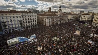 redazione, mentre i padroni italiani ripescano Mattarella un DC doc. In spagna le cose vanno diversamente Decine di migliaia di persone sono  scesi in piazza  Madrid per una manifestazione organizzata da Podemos ormai ribattezzata la “Marcia del cambiamento“. Un’iniziativa che non ha come obiettivo “protestare, né chiedere niente al governo”, ma di segnare l’inizio di un cambiamento “irreversibile” ed “inarrestabile”. “Si tratta – aveva annunciato il leader del partito, il 36enne professore Pablo Iglesias – di una mobilitazione per dire che nel 2015 ci sarà un governo del popolo” I sostenitori di Podemos, partito di sinistra radicale spagnola, sono arrivati […]