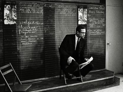 Redazione, Malcom X era nero e mussulmano. Forse è attuale ancora oggi Un lettore Ancora attuale? L’eredità di Malcolm X 50 anni dopo di Viviana Mazza Ricerca iconografica di Leda Balzarotti e Barbara Miccolupi “Quanti di voi conoscono Malcom X?” Solo un paio di bambini hanno alzato la mano in una classe del Queens quando Ilyasah Shabazz ha fatto questa domanda. Shabazz, figlia 52enne del leader afroamericano, presentava il suo libro illustrato “Malcolm Little, il ragazzo che diventò Malcolm X” alla vigilia del 50° anniversario dell’assassinio di suo padre, che resta tuttora una delle figure più controverse della storia americana. ”Invece, quando sono stata in Mississippi, […]