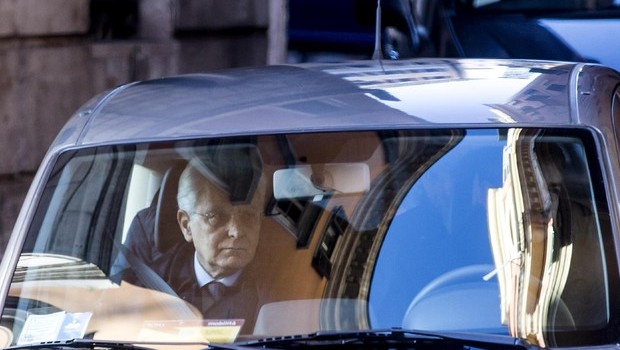 Redazione di Operai Contro, i giornalisti al servizio  dei padroni ogni giorno fabbricano un santo. Sperano che il Santo  tiri fuori i padroni dalla merda e che questi continuino a pagarli lautamente Ora c’è San Mattarella. Il Santo in famiglia, il Santo a piedi, il Santo invita il pregiudicato, il santo ha avuto il fratello ammazzato dalla mafia, il  santo e cristiano cattolico romano, il santo va a messa,ecc Mattarella è un politico della Democrazia Cristiana cercate di rompere meno i coglioni Un lettore articolo dell’ANSA Un discorso “breve e diretto” volto a mettersi subito in sintonia con un […]