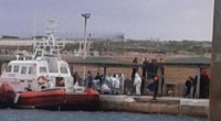 Redazione Sono  29 i migranti morti di freddo, dopo essere rimasti alla deriva su un barcone, mentre il mare era in condizioni proibitive. Sono 29 i migranti dell’ennesima strage consumata nel Mediterraneo, ma il bilancio potrebbe ancora salire. La colpa è dei padroni Sono i padroni che impediscono ai migranti di potersi muovere liberamente Le vittime- decedute tutte per ipotermia- facevano parte di un gruppo di 105 migranti che si trovava a bordo di un’imbarcazione alla deriva al largo delle acque libiche. Tra i migranti è già certo che in 29 non ce l’hanno fatta. Ma il bilancio rischia di […]