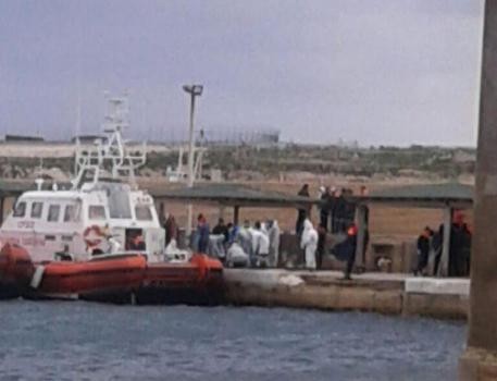 Redazione Sono  29 i migranti morti di freddo, dopo essere rimasti alla deriva su un barcone, mentre il mare era in condizioni proibitive. Sono 29 i migranti dell’ennesima strage consumata nel Mediterraneo, ma il bilancio potrebbe ancora salire. La colpa è dei padroni Sono i padroni che impediscono ai migranti di potersi muovere liberamente Le vittime- decedute tutte per ipotermia- facevano parte di un gruppo di 105 migranti che si trovava a bordo di un’imbarcazione alla deriva al largo delle acque libiche. Tra i migranti è già certo che in 29 non ce l’hanno fatta. Ma il bilancio rischia di […]