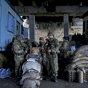 Redazione, la terza guerra mondiale prosegue in Ucraina. Cronaca Ancora un nulla di fatto. I colloqui di pace fra i padroni di Kiev e i separatisti prorussi, che si tenevano oggi a Minsk, sono terminati senza nessun accordo. Lo lo ha detto l’emissario del governo ucraino, l’ex presidente Leonid Kuchma, accusando i ribelli di aver fatto fallire le discussioni. “Hanno rifiutato di discutere sulle misure per un cessate-il-fuoco immediato e il ritiro delle armi pesanti”. Sul fronte opposto, gli insorti si dicono pronti a tornare a Minsk solo quando sarà pronto il documento finale ma soprattutto dopo che il […]