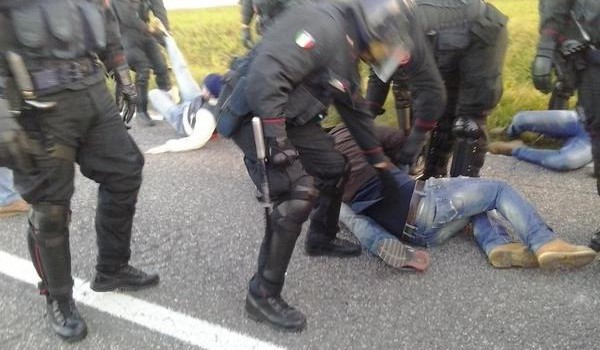 A FERRARA SABATO 7 MARZO 2015 PER DIRE CHE LA LOTTA DEI LAVORATORI DELLA MIRROR PROSEGUE FINO AL REINTEGRO DI TUTTI!MIRROR: SUL PICCHETTO DEL 12/02 E PROSSIME INIZIATIVE. Tutta la giornata di ieri ci ha visti impegnati a Sant’Agostino, nuovamente davanti ai cancelli della Mirror Levigature. Per chiedere con forza il reintegro dei 14 lavoratori licenziati dalla cooperativa L.K. eravamo in tanti. Delegati sindacali, singoli lavoratori e il Laboratorio Crash con la loro presenza al picchetto hanno ribadito la loro solidarietà incondizionata nei confronti dei 14 lavoratori coinvolti.Saltate tutte le coperture legali e avendo poca sostanza il livello politico […]