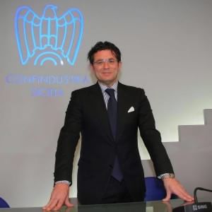 Redazione, la mafia in Sicilia è nata per difendere gli interessi dei latifondisti Quando i latifondisti sono diventati industriali, la mafia era sempre al loro servizio I mafiosi sono diventati latifondisti e industriali Perchè meravigliarsi che degli industriali possano essere mafiosi? Un lettore Dalla Repubblica C’è un pezzo grosso dell’Antimafia dell’ultima ora che è finito sotto inchiesta per mafia. È uno dei volti nuovi dell’Italia che combatte i boss, ha rapporti stretti con più di un ministro e con tanti prefetti, è il presidente degli industriali siciliani e il delegato per la “legalità” di Confindustria. Ci sono alcuni pentiti […]