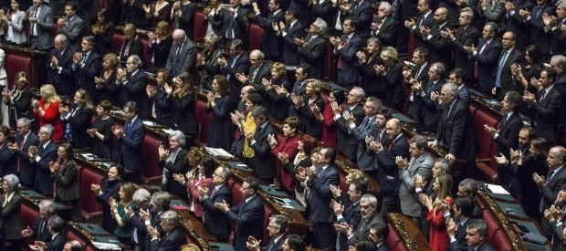 Redazione di operai contro, i politici del parlamento dei padroni sono pronti ad applaudire, ma poi bocciano la discussione del ddl anticorruzione. I padroni sono  corrotti e per fare affari fanno alleanze con i mafiosi I politici della Repubblica non possono votare leggi contro i padroni Operai, noi siamo gli unici a poter eliminare la corruzione Un operaio di Torino Scrosciano gli applausi da tutti i partiti quando il neopresidente della Repubblica Sergio Mattarella esorta alla lotta contro il sistema delle mazzette, ma gli stessi partiti bloccano per l’ennesima volta la discussione del ddl anticorruzione giacente in Senato da ormai […]