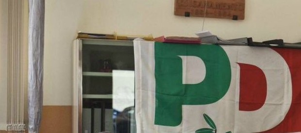 DAL FATTO QUOTIDIANO Due fedelissimi di Tòtò Cuffaro, il luogotenente di Raffaele Lombardo, più l’ex sindaco di Aci Catena, rimosso dal prefetto dopo una brutta storia di boss assassinati e funerali vietati. Sono gli ultimi acquisti del Partito Democratico in Sicilia: sull’isola degli alambicchi, da sempre laboratorio politico nazionale, il partito di Matteo Renzi dimostra ancora una volta di non avere alcun imbarazzo nel reclutare nuovi sostenitori. L’ultima campagna acquisti ha pescato a piene mani nella pattuglia di deputati regionali iscritti ad Articolo 4, il partito fondato da Lino Leanza(già vice di Cuffaro e Lombardo) per appoggiare il governatoreRosario […]