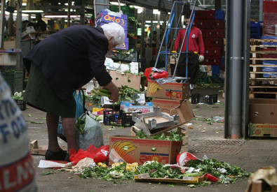 Caro Operai Contro, il vero problema soprattutto nelle grandi città come Roma, è costituito dai poveri, dai senza fissa dimora e dai Rom, che rovistano nel cassonetti. L’allarme viene lanciato dalla nuova giunta comunale a guida 5 stelle. A Roma vivono in povertà assoluta almeno 200.000 persone e i rom censiti negli insediamenti non superano le 8.000 unità. La povertà ha generato i senza fissa dimora e i rovistatori dei cassonetti, non abbraccia dunque la specifica etnia rom, che a Roma rappresenta solo il 4% dei poveri, ma tantissimi altri cittadini e prolifera per cause derivanti dalla crisi di […]