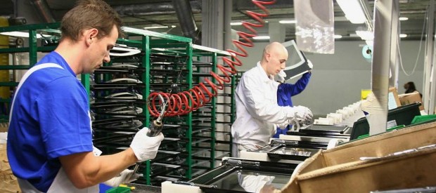 Redazione, l’ISTAT comunica che il PIL diminuisce, ma la diminuzione non è accentuata come si prevedeva Da Gennaio 2015, grazie al gangster Renzi, per l’ISTAT siamo usciti dalla recessione. Noi operai veniamo licenziati ogni giorno. Chi resta al lavoro lo fa con un salario da miseria. Neanche ai tempi di Mussolini c’era un leccaculaggio simile Un operaio dal Fatto quotidiano Nel 2014 il prodotto interno lordo italiano, che non aumenta dal secondo trimestre 2011, è calato ancora. Ma si ferma la recessioneperché, secondo i dati Istat, la variazione nulla dell’ultima parte del 2014 segna un arresto della caduta registrata nei […]