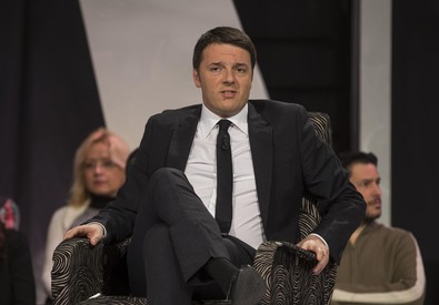 Redazione di Operai contro, “Sono assolutamente certo che l’Italia si è già rimessa in moto”. A un anno dall’insediamento del suo governo, il 22 febbraio 2014, Matteo Renzi fa un primo bilancio. Quali sono i dati che rendono il gangster “assolutamente certo”? – Più di cinque milioni di disoccupati – 14 milioni di poveri -aumento della disoccupazione dei giovani – i pensionati alla canna del gas Possibile che non ci sia un giornalista onesto che gli dica che è solo un gangster? Un lettore  
