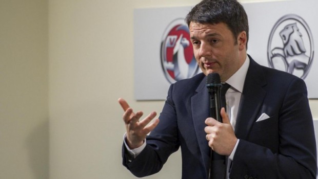 Caro Operai Contro, quella di Renzi è stata una giornata con i padroni: la sua famiglia. A Torino dopo una capatina al Centro Stile, ha visitato con Marchionne una Mirafiori deserta, con una sola linea di montaggio in allestimento. Renzi ha definito “sorprendente” l’operato di Marchionne “per rilanciare Fca”. Di sorprendente c’è il fatto che a Mirafiori, 5 mila operai da tempo in cassa integrazione, non abbiano ancora preso a pedate nel culo Marchionne e i giullare a capo del governo. Poi Renzi fa visita nel centro di Torino alla General Motors, dove 650 operai e tecnici sperimentano e […]
