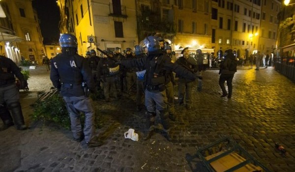 Redazione di operai contro Gli scontri di Roma del 19 febbraio tra forze dell’ordine italiane e tifosi olandesi del Feyenoord hanno provocato reazioni scomposte da parte del sindaco Marino, del questore nonché del ministro di polizia Alfano. Cui ha fatto seguito il piagnisteo ipocrita delle anime belle della cultura e dell’arte. Offese. Sembrerebbe l’immancabile sceneggiata che accompagna gli scontri che si accendono ai margini delle partite di calcio. Quest’ultima sceneggiata avviene però nello stato di emergenza suscitato dall’escalation islamista in Libia. Una minaccia vera o presunta che ha imposto alla Città Santa eccezionali controlli polizieschi. Così ci dicono. In […]