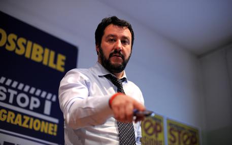 Redazione di Operai Contro.  Qualche giorno fa Salvini durante un pubblico comizio a Recco in provincia di Genova finalizzato al tesseramento al suo partito ha deciso di scaldare i pochi presenti con qualche sparata populista di stampo inequivocabilmente razzista. Ha così affermato senza mezzi termini che in Italia è necessaria “una pulizia di massa via per via, quartiere per quartiere” sostenendo che l’Italia è fuori controllo per via degli immigrati. Ha poi espresso apprezzamento per la politica di Trump che prevede una guardia nazionale per contrastare l’immigrazione e poi ha fantasticato circa un suo futuro governo in cui manderebbe […]