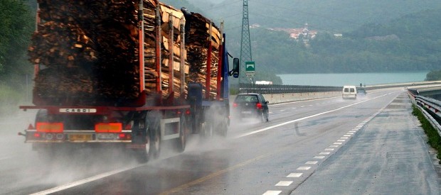 DAL FATTO QUOTIDIANO Le scorie d’acciaieria dell’Ilva di Taranto potranno essere usate in tutta Italia. Sotto le strade, nelle massicciate ferroviarie, come materiale di riempimento per le bonifiche e i recuperi ambientali. E cambierà anche la normativa di riferimento per stabilire se quegli scarti industriali sono pericolosi e inquinanti oppure no. Lo prevede un emendamento al decreto Ilva, presentato dai senatori Alessandro Maran (Pd) e Aldo Di Biagio (Fli) e già approvato in commissione lo scorso 19 febbraio. Dunque parte integrante del testo che sarà votato con la fiducia alla Camera il 3 marzo. “Un passepartout per le acciaierie […]