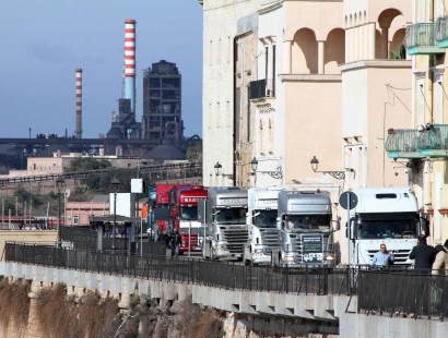dalla gazzetta del mezzogiorno L’indotto Ilva ribolle e la marcia dei tir, che oggi hanno paralizzato il traffico a Taranto e ad Alessandria, inasprisce la protesta per i crediti vantati nei confronti del Siderurgico e non onorati da ormai sette mesi. Gli autotrasportatori, al pari degli altri lavoratori dell’appalto, patiscono la fame e non sono più disposti ad aspettare. Il governo chiede tempo, ma sotto l’ombrello degli emendamenti al decreto non c’è riparo. I camionisti non sono disposti ad attendere la conversione in legge dell’ultimo provvedimento governativo che ha immesso l’Ilva in amministrazione controllata. Avanzano 15 milioni di euro […]