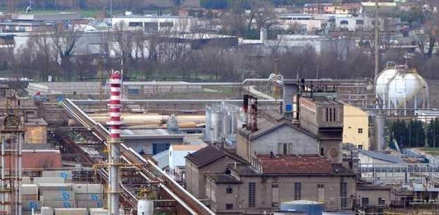 TERNI – Nuova protesta stamane degli ex dipendenti della Basell ancora senza lavoro a quasi cinque anni dalla chiusura dello stabilimento del polo chimico di Terni. Alcuni lavoratori si sono radunati davanti alla sede ternana di Confindustria «per denunciare l’inspiegabile atteggiamento dell’associazione industriali che – hanno spiegato – per ben due volte non si è presentata per ratificare il protocollo d’intesa promosso dalla Regione Umbria teso alla ricollocazione» degli stessi lavoratori all’interno delle aziende che necessitano di manodopera qualificata. Oltre ai circa 15 dipendenti ex Basell senza lavoro (una quarantina quelli che invece hanno contratti a tempo determinato), il […]