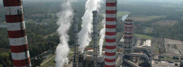 Redazione di operai contro dopo il processo Eternit, anche a milano sono assolti i dirigenti dell’ENEL Gli operai vengono ammazzati e la magistratura assolve i padroni e i loro scagnozzi. Per 60 anni, dagli anni ’30 ai ’90, fino a che l’amianto non è stato messo al bando nel 1992, l’Enel non ha preso alcuna «misura di sicurezza per proteggere i lavoratori esposti alle polveri» della sostanza cancerogena nella storica centrale termoelettrica di Turbigo, alle porte di Milano. Sono stati assolti dal Tribunale di Milano «per non aver commesso il fatto» quattro ex dirigenti Enel imputati per omicidio colposo […]