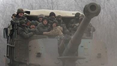 Redazione di Operai Contro, la tregua è fallita ancora una volta. Anzi la tregua non è mai cominciata. Le parti non hanno iniziato a ritirare le armi pesanti nei tempi previsti e dopo un lungo assedio i ribelli dell’Ucraina dell’Est hanno lanciato un attacco all’interno della città di Debaltsevo, strategico nodo ferroviario tra le regioni di Donetsk e Lugansk. Il padrone di Kiev Poroshenko non ha usato mezzi termini: l’escalation del conflitto nell’est ucraino “minaccia non solo l’integrità territoriale e la sovranità dell’Ucraina ma anche la sicurezza in Europa e in tutto il mondo”. Chiede  a Putin di esercitare […]