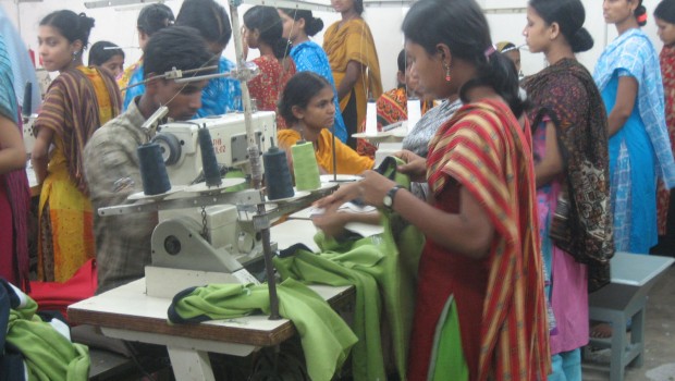 8 marzo ! La strage delle donne continua!! New York 1911: la fabbrica tessile Triangle situata all’ottavo piano di un palazzo del centro cittadino prende fuoco. Gli operai,(150) Soprattutto donne, erano in presidio all’interno, rivendicavano, condizioni di lavoro migliori, e aumenti salariali. Morirono tutte/i. Quella fu la risposta del padrone alla loro lotta. Barletta 2011: 5 operaie tessili persero la vita nel crollo della palazzina dove era situata la loro “fabbrica “ tessile. Bangladesch aprile 2013: a Dacca un palazzo di 8 piani crolla, ospitava una “fabbrica” tessile. Dei 3500 operaie/i 381 ne muoiono. Bangladesch aprile 2014: a Savar […]