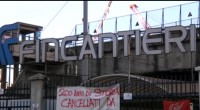 Redazione, Noi operai della Fincantieri, siamo in sciopero per il contratto di lavoro. Altro che aumenti ci vogliono dare Grazie al Jobs act di Renzi il padrone chiede di inserie dei microchip  nelle scarpe per poter controllare ogni movimento degli operai No al microchip nelle scarpe. No a lavorare gratis Fincantieri ci vuol fare lavorare gratis mezzora ogni giorno e vogliono metterci un microchip nelle scarpe da lavoro per poterci controllare Un operaio