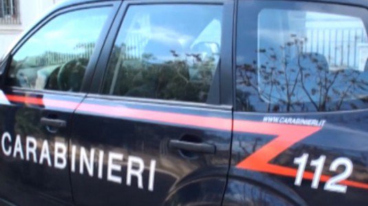 Redazione di operai contro, Caporali reclutavano braccianti romeni per i padroni nelle campagne di Catania. Lo hanno scoperto i carabinieri, che hanno arrestato nove persone su provvedimento restrittivo emesso dal Gip su richiesta della Procura della Repubblica. Sono accusati a vario titolo di associazione per delinquere finalizzata al caporalato. Dalle dichiarazioni delle vittime è emerso che i romeni impiegati nelle colture agricole di Paternò, a una ventina di chilometri da Catania, venivano costretti, con la minaccia di un allontanamento, a prestare la loro opera a ritmi massacranti per accrescere i profitti dell’organizzazione criminale. La banda, secondo gli investigatori, reclutava […]