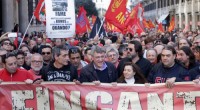Redazione, per Landini doveva essere la solita processione Non doveva essere una manifestazione contro Renzi, lo è diventata subito. La manifestazione organizzata da Coalizione sociale e dal segretario della Fiom Maurizio Landini era partita con toni dimessi. Poi un crescendo di uscite contro il governo. “Oggi inizia una nuova primavera: Renzi stia tranquillo che noi abbiamo più consensi del governo”. Sono le prime parole pronunciate da Landini arrivando alla manifestazione partita da piazza della Repubblica a Roma. Nel mirino il Jobs act, ma la manifestazione finisce per travolgere tutta l’attività di governo che mina “diritti, lavoro e democrazia”. Il corteo è stato […]