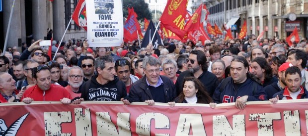 Redazione, per Landini doveva essere la solita processione Non doveva essere una manifestazione contro Renzi, lo è diventata subito. La manifestazione organizzata da Coalizione sociale e dal segretario della Fiom Maurizio Landini era partita con toni dimessi. Poi un crescendo di uscite contro il governo. “Oggi inizia una nuova primavera: Renzi stia tranquillo che noi abbiamo più consensi del governo”. Sono le prime parole pronunciate da Landini arrivando alla manifestazione partita da piazza della Repubblica a Roma. Nel mirino il Jobs act, ma la manifestazione finisce per travolgere tutta l’attività di governo che mina “diritti, lavoro e democrazia”. Il corteo è stato […]