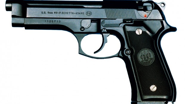 Caro Operai Contro, a Cartura in provincia di Padova, il padrone spara alla testa del dipendente che chiede gli stipendi arretrati. Fermato e denunciato dai Carabinieri il signor padrone è stato subito rilasciato a piede libero. Se ne è tornato a casa a perfezionare la mira, inconsolabile di non aver fatto secco il dipendente che, a quanto pare sopravviverà e con lui anche la richiesta degli stipendi arretrati. Evidentemente se questo padrone come controparte del dipendente non è finito in galera, vuol dire che l’ordinamento democratico, contempla l’eliminazione fisica della controparte, anche quando non riesce al primo colpo. Quindi […]