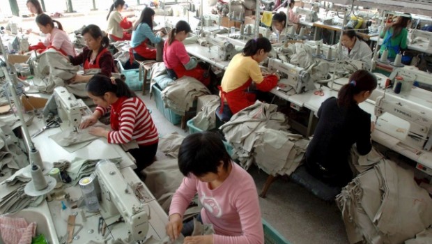 da inventati.org Gli inferi del Made in Italy. ‘Abiti Puliti’ svela lo sfruttamento dei tessili in Veneto, Toscana e Campania. A valle della filiera le condizioni non sono molto diverse da alcune fabbriche del Bangladesh o della Moldavia DI ANGELO MASTRANDREA di Angelo Mastrandrea Cucire in uno scantinato per 2 euro l’ora (illustrazione di kiki follettosa, da flickr) (immagini di (illustrazione di kiki follettosa, da flickr)) La Moldavia o il Bangladesh sono ormai a casa nostra non, come si potrebbe pensare, per via dell’aumento degli immigrati, bensì per le condizioni di lavoro che abbiamo importato da quelle aree del […]