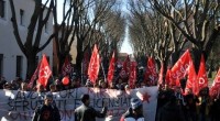 Redazione di OperaiContro, Oltre 500 operai e solidali hanno partecipato sabato pomeriggio a Ferrara alla mobilitazione promossa dal S.I.COBAS a sostegno della lotta dei 14 licenziati politici della MIRROR LEVIGATURE di Sant’Agostino. Da settembre 2014 è cominciata la battaglia contro il committente, che il giorno 5 rescindeva con effetto immediato l’appalto alla cooperativa LK senza il preavviso previsto dal CCNL applicato. Tre giorni dopo presso il Comune di Sant’Agostino l’azienda si impegnava a riassumere entro fine mese tutti i 14 esclusi entro la fine del mese; una settimana prima, giungeva al sindacato comunicazione che gli impegni sottoscritti e firmati […]