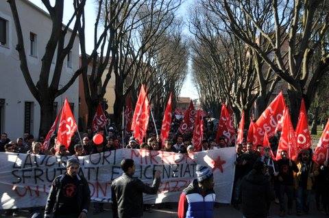 Redazione di OperaiContro, Oltre 500 operai e solidali hanno partecipato sabato pomeriggio a Ferrara alla mobilitazione promossa dal S.I.COBAS a sostegno della lotta dei 14 licenziati politici della MIRROR LEVIGATURE di Sant’Agostino. Da settembre 2014 è cominciata la battaglia contro il committente, che il giorno 5 rescindeva con effetto immediato l’appalto alla cooperativa LK senza il preavviso previsto dal CCNL applicato. Tre giorni dopo presso il Comune di Sant’Agostino l’azienda si impegnava a riassumere entro fine mese tutti i 14 esclusi entro la fine del mese; una settimana prima, giungeva al sindacato comunicazione che gli impegni sottoscritti e firmati […]